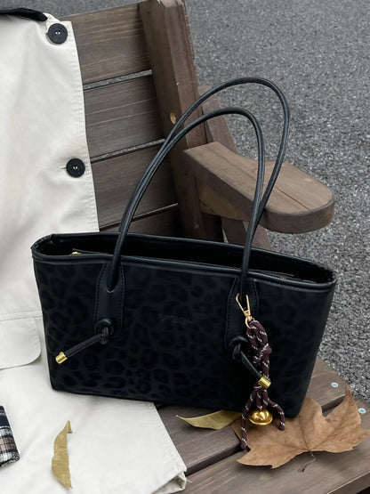 Leopard print tote bag, casual versatile one-shoulder handbag, one-shoulder commuter bag, paired with exquisite pendants, suitable for dating, shopping occasions, Embossed Bag, Handbag Shoulder Purse, Casual Fashion Bag