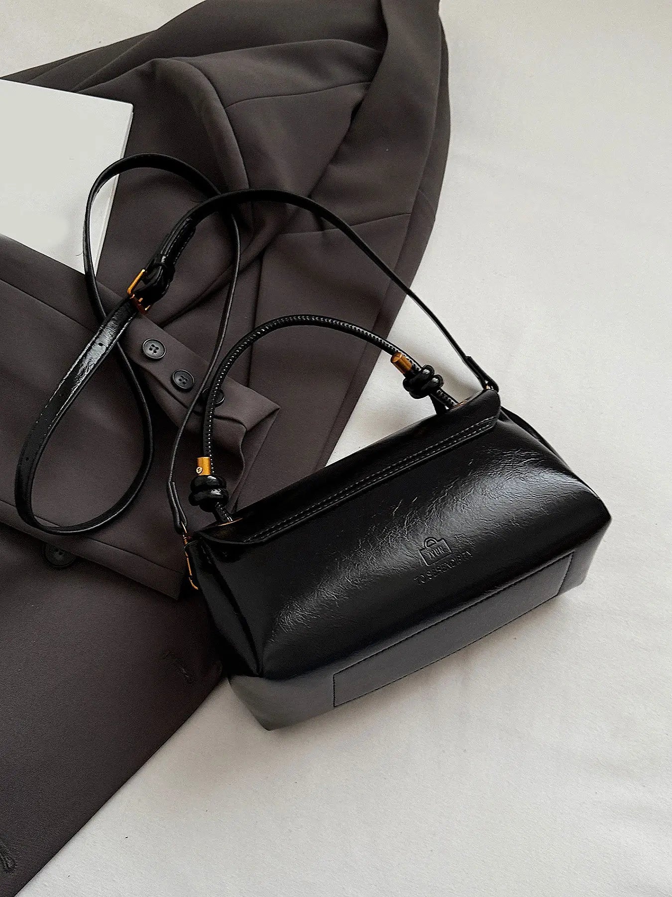 Niche Design Retro Exquisite Flap Handbag with Elegant Textured Finish, Large-Capacity Classic Personalized Crossbody Bag, Crossbody Fashion Bag, Fashionable Bag, Casual Shoulder Bag Suitable for Daily Commuting, Work and Gatherings, Casual Crossbody Bags