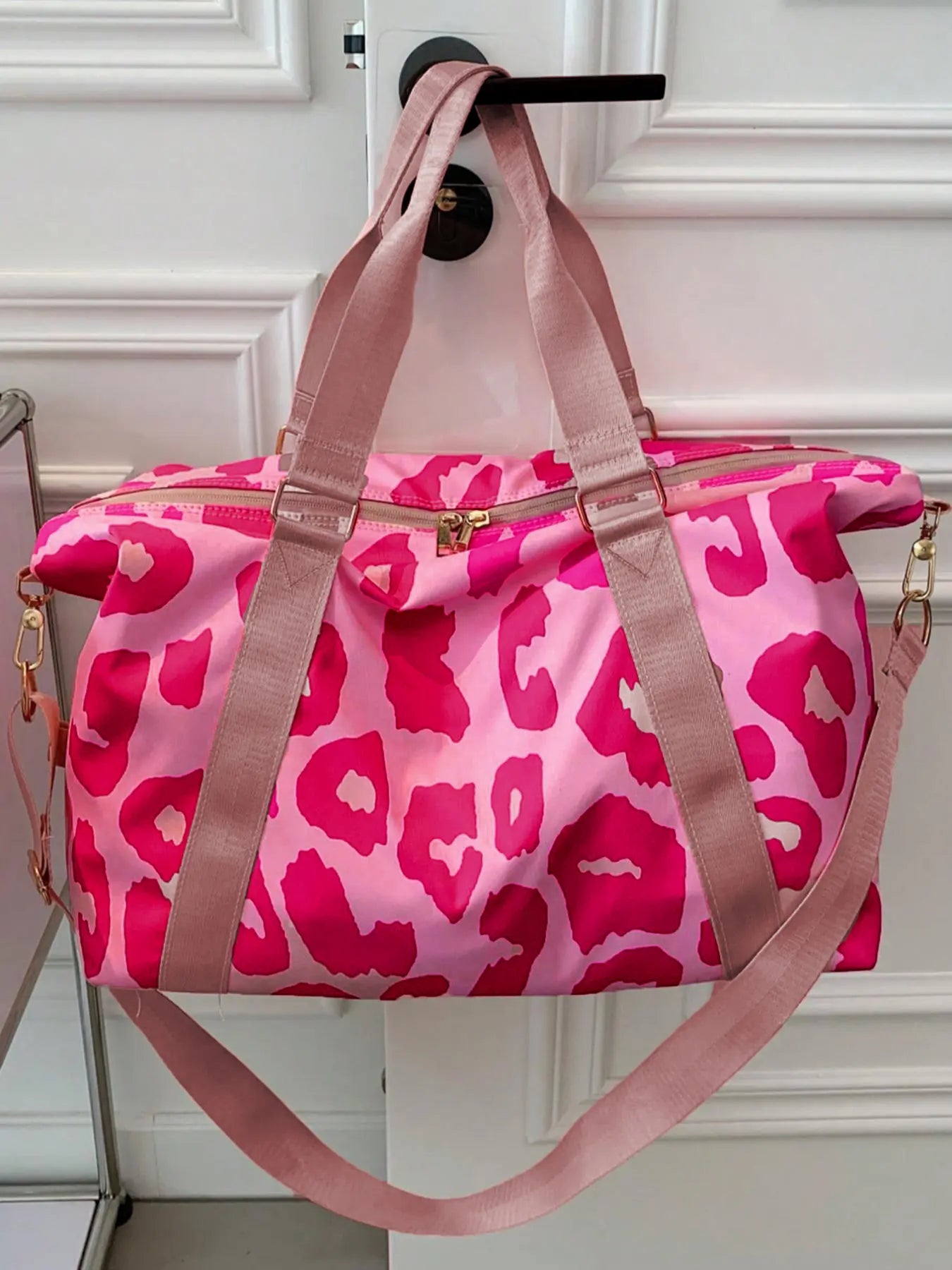 Animal pattern personalized large capacity zipper travel bag, shoulder bag, neutral dry wet separation handbag, simple and fashionable pattern design, suitable for office workers and travelers