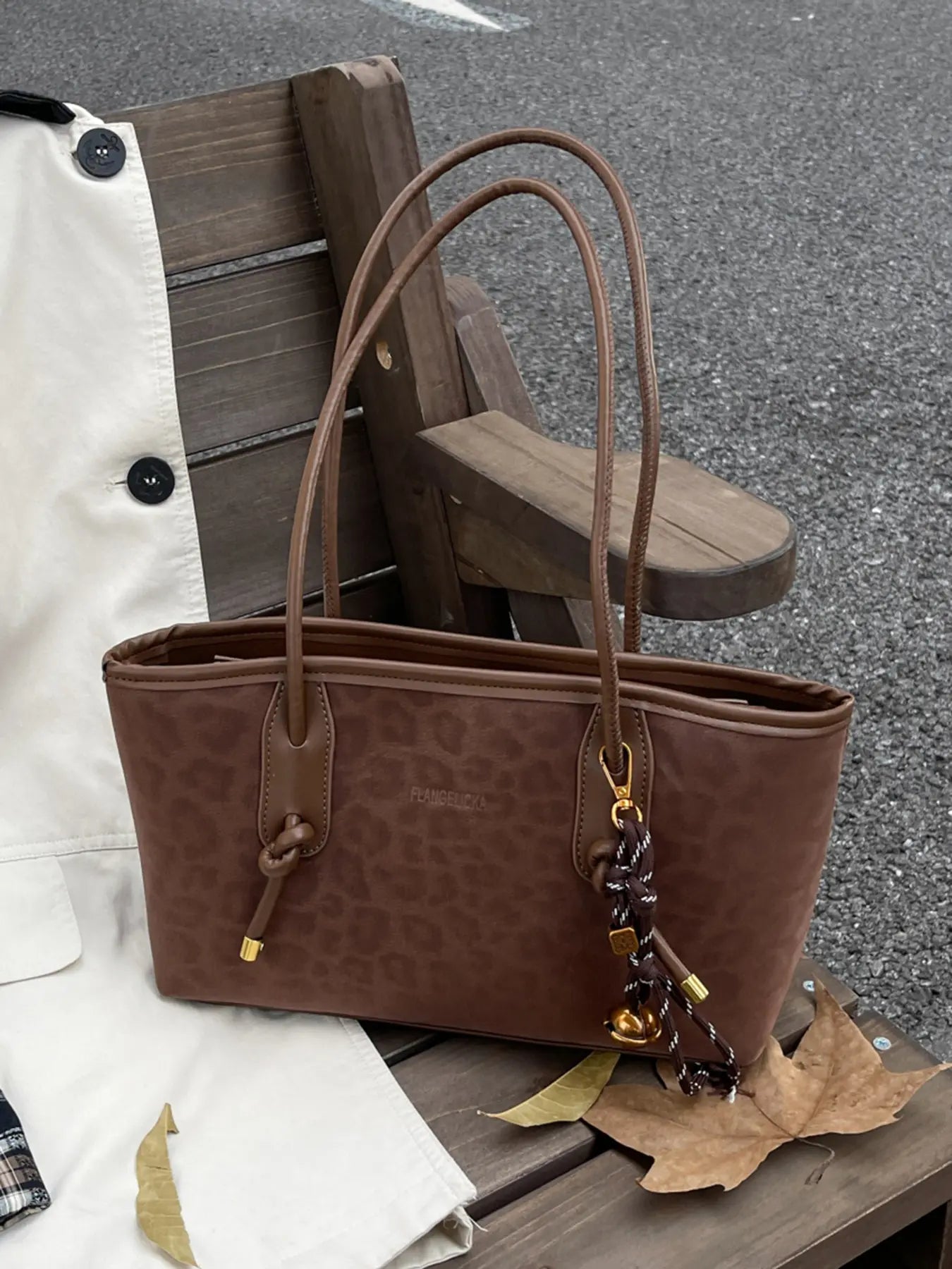 Leopard print tote bag, casual versatile one-shoulder handbag, one-shoulder commuter bag, paired with exquisite pendants, suitable for dating, shopping occasions, Embossed Bag, Handbag Shoulder Purse, Casual Fashion Bag