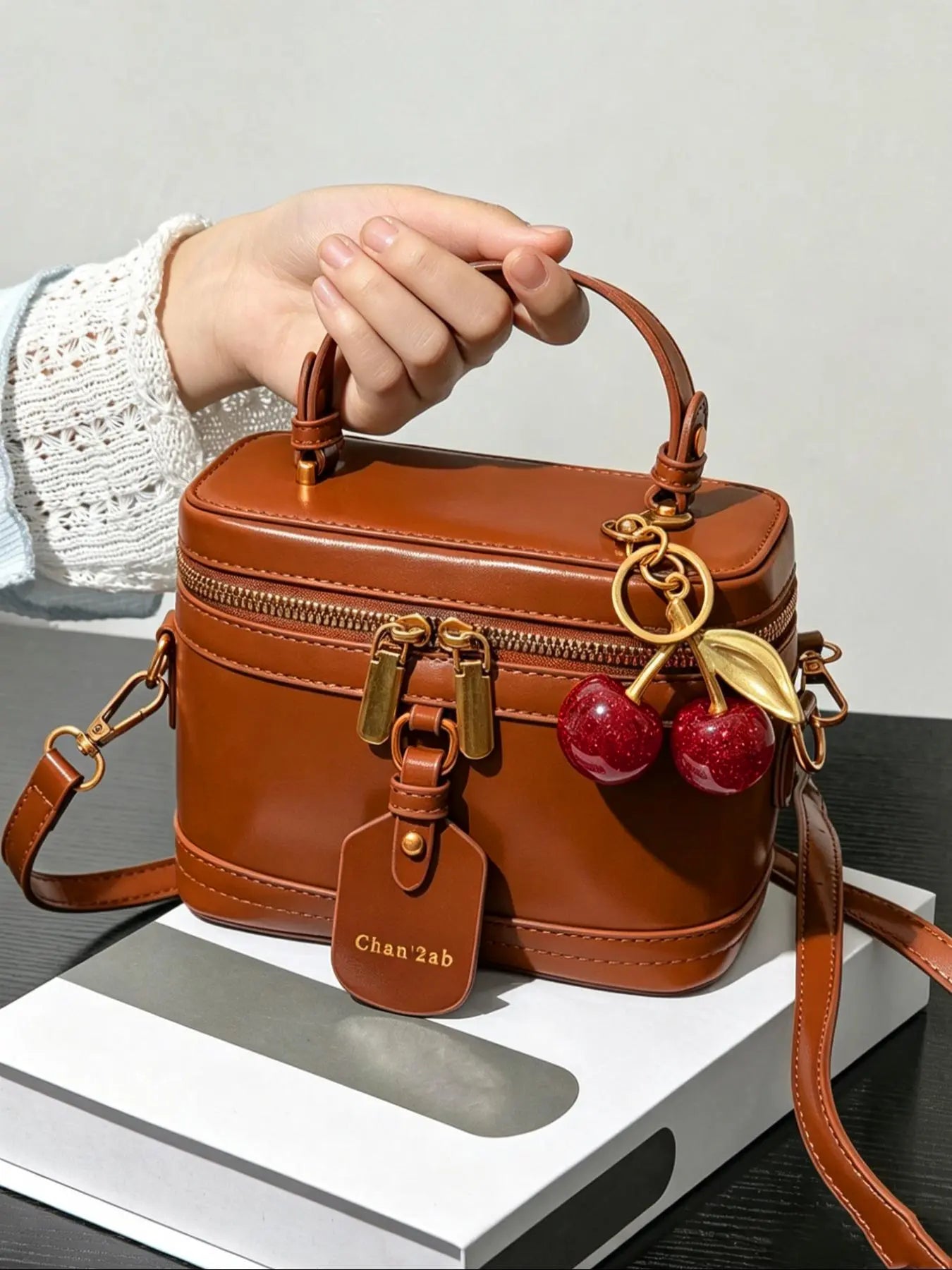 Valentine's Day gift Retro minimalist makeup box, Casual commuter bag, Casual zipper purse, suitable for handheld and italic use, cherry pendant, style, niche design handbag, suitable for daily commuting, shopping