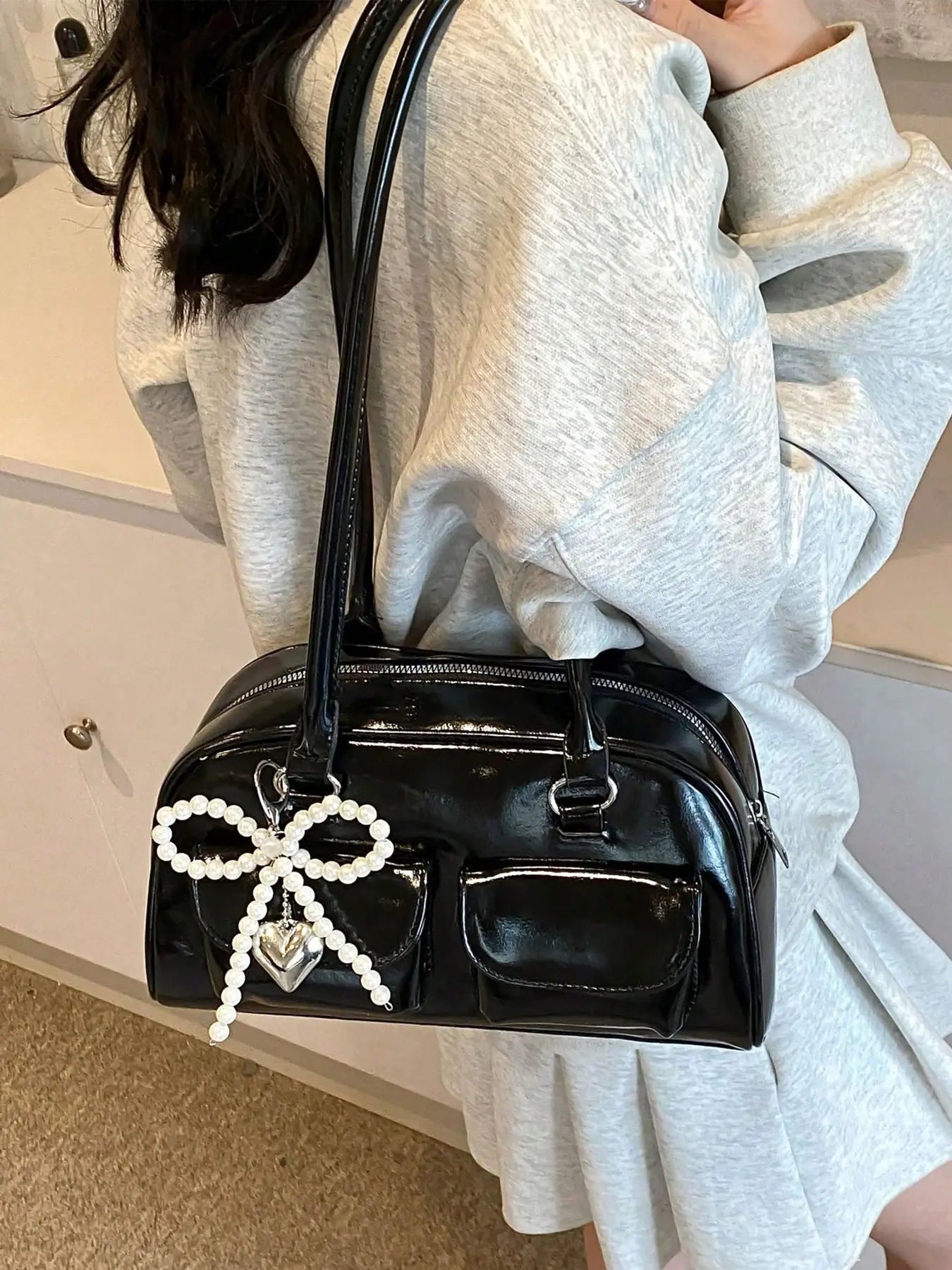 Retro style double pocket handbag, fashionable underarm shoulder bag with pendant, simple and versatile single shoulder baguette bag, niche design suitable for college students, office workers daily commuting, etc.