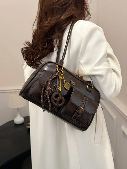Retro style double pocket handbag, fashionable underarm shoulder bag with pendant, simple and versatile single shoulder baguette bag, niche design suitable for college students, office workers daily commuting, etc.