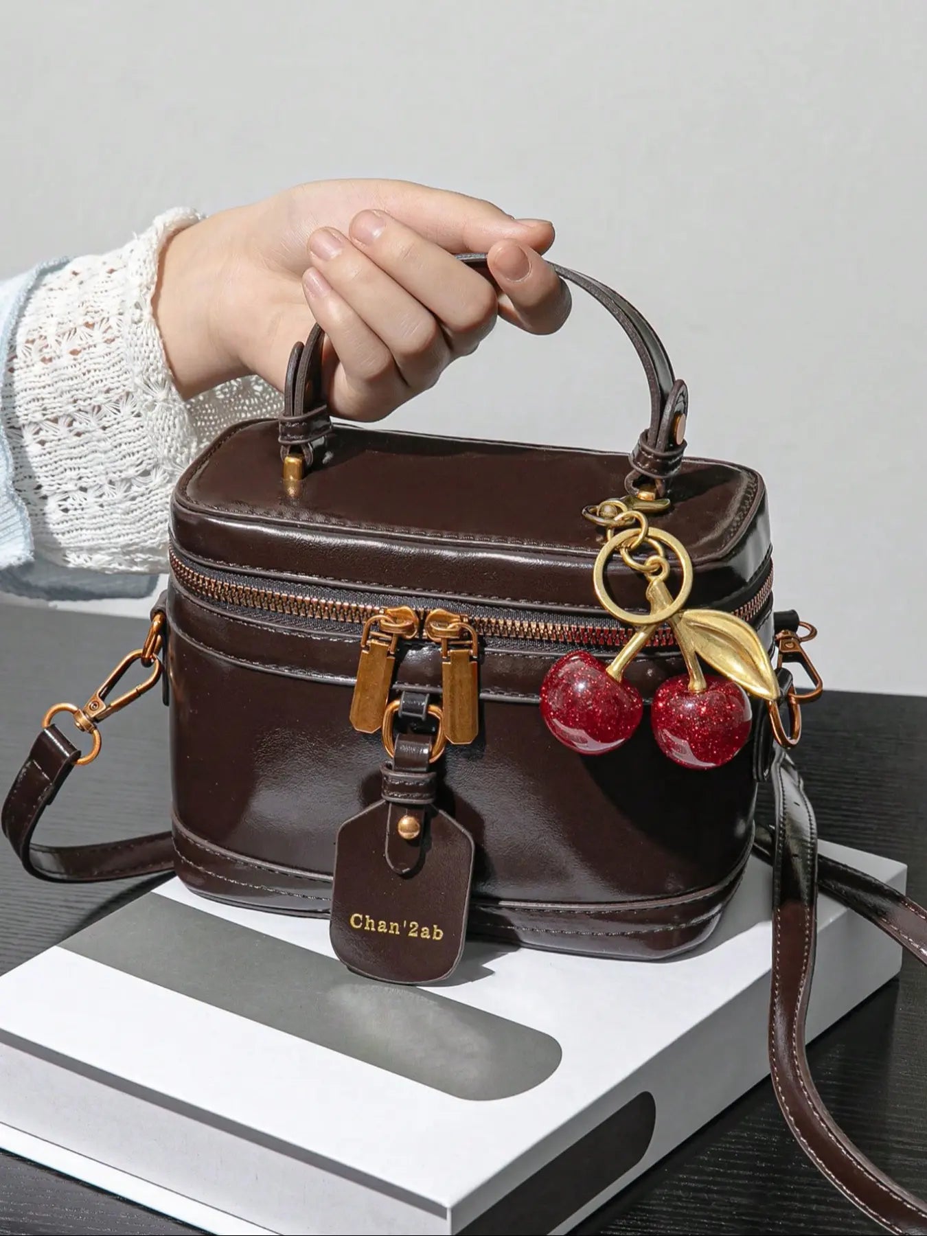 Valentine's Day gift Retro minimalist makeup box, Casual commuter bag, Casual zipper purse, suitable for handheld and italic use, cherry pendant, style, niche design handbag, suitable for daily commuting, shopping