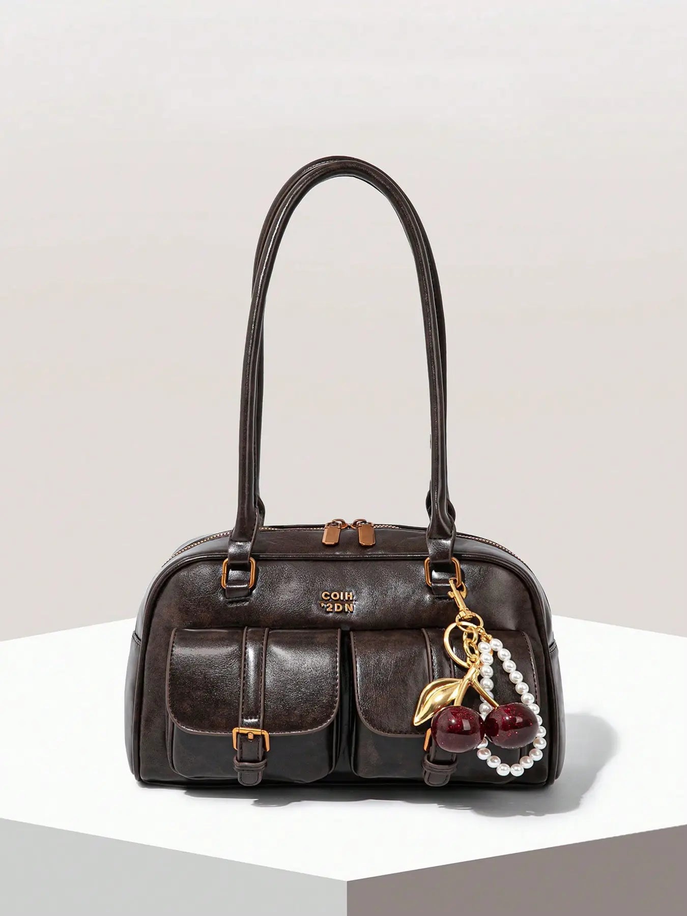 Retro style double pocket handbag, fashionable underarm shoulder bag with pendant, simple and versatile single shoulder baguette bag, niche design suitable for college students, office workers daily commuting, etc.