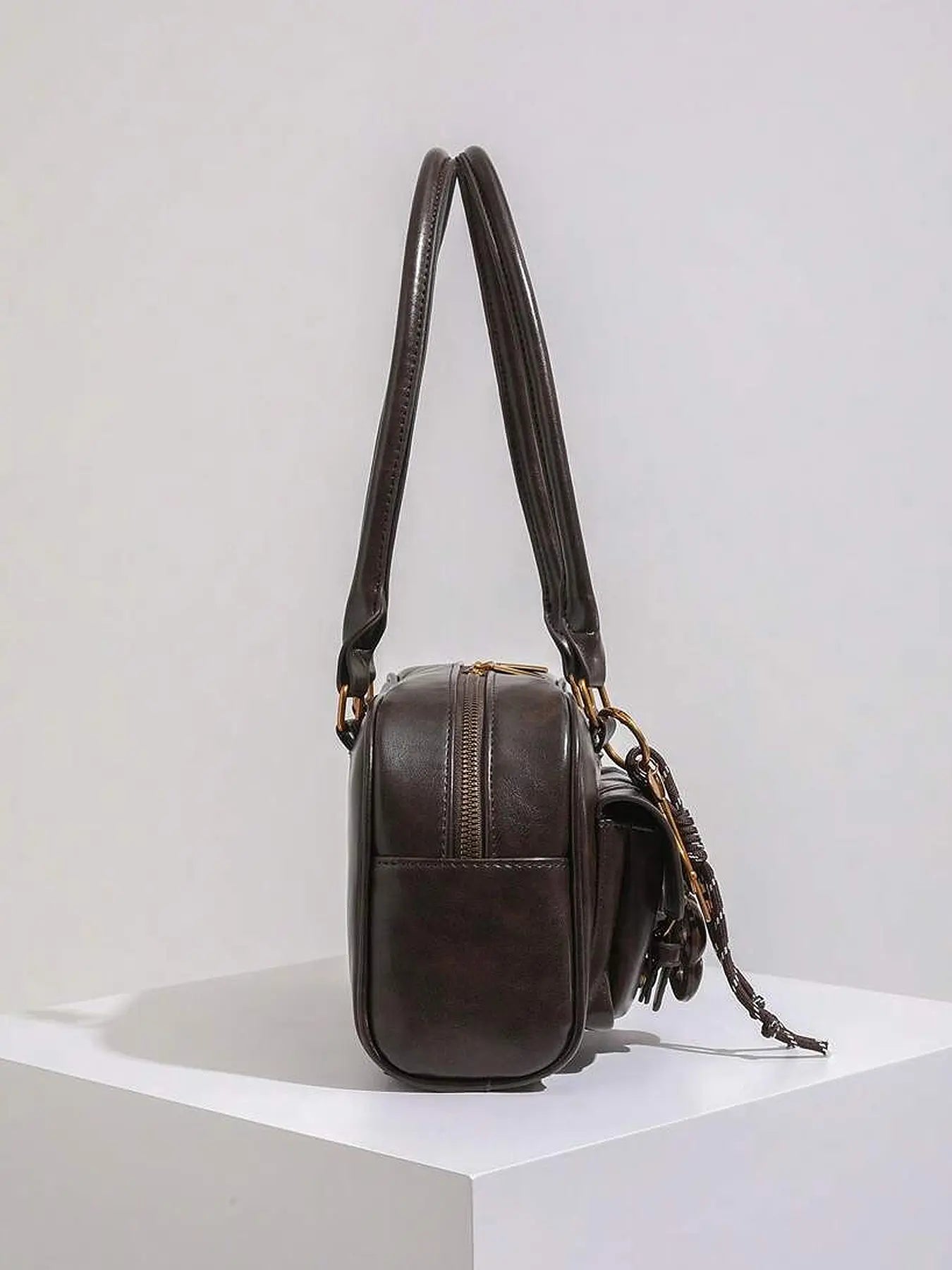 Retro style double pocket handbag, fashionable underarm shoulder bag with pendant, simple and versatile single shoulder baguette bag, niche design suitable for college students, office workers daily commuting, etc.