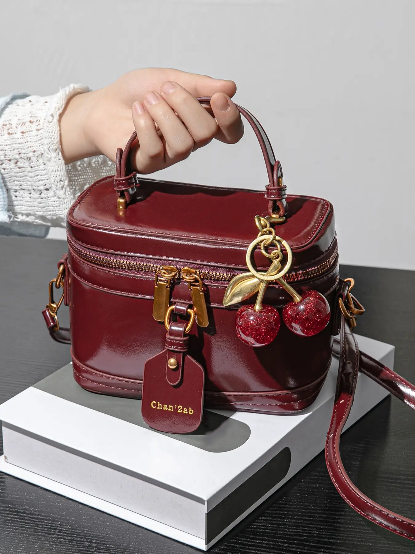 Valentine's Day gift Retro minimalist makeup box, Casual commuter bag, Casual zipper purse, suitable for handheld and italic use, cherry pendant, style, niche design handbag, suitable for daily commuting, shopping
