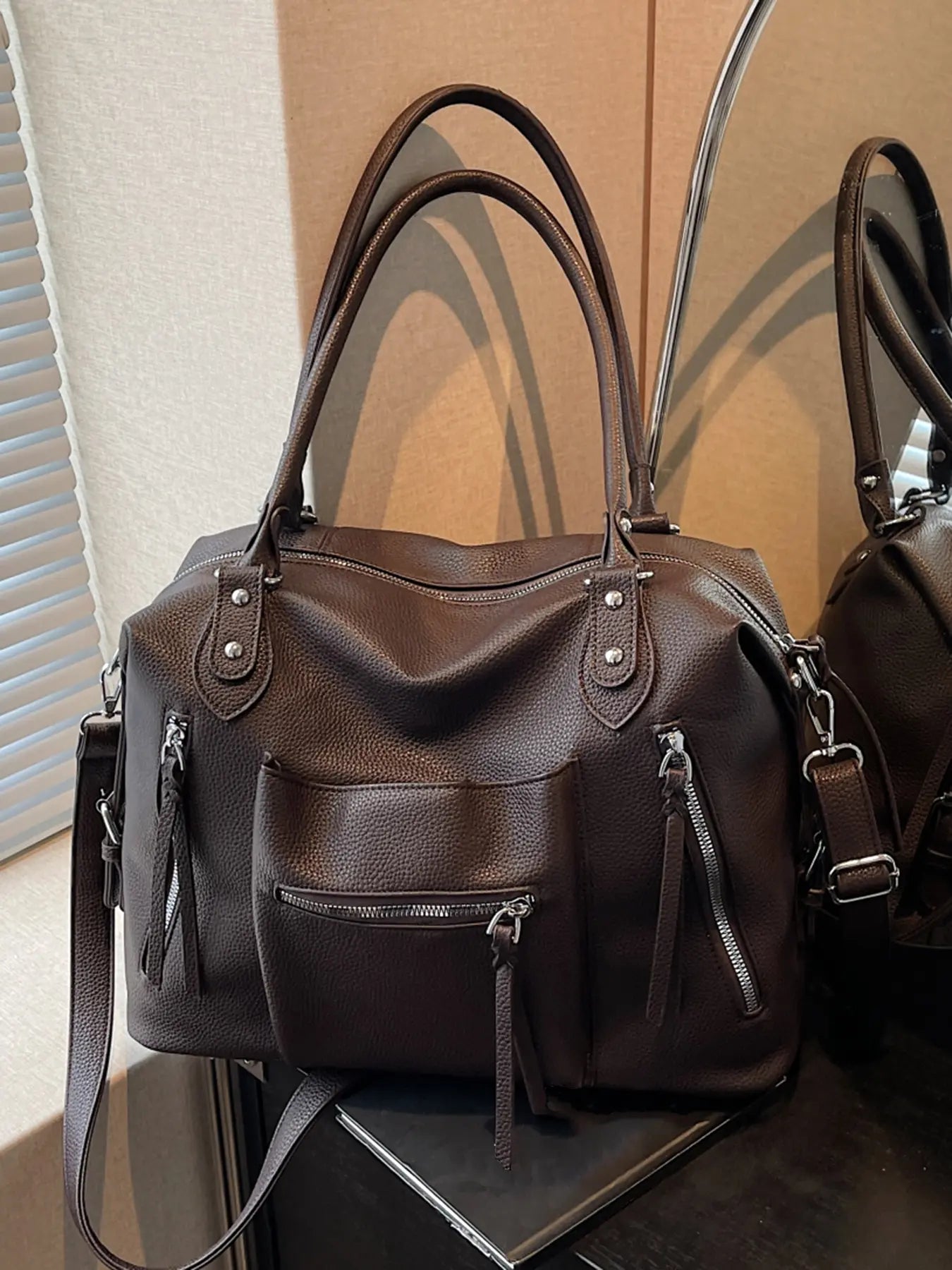 Retro tote bag, versatile textured commuter messenger bag, women's one-shoulder messenger bag, Casual commuter bag, suitable for daily commuting, short-term travel, etc.