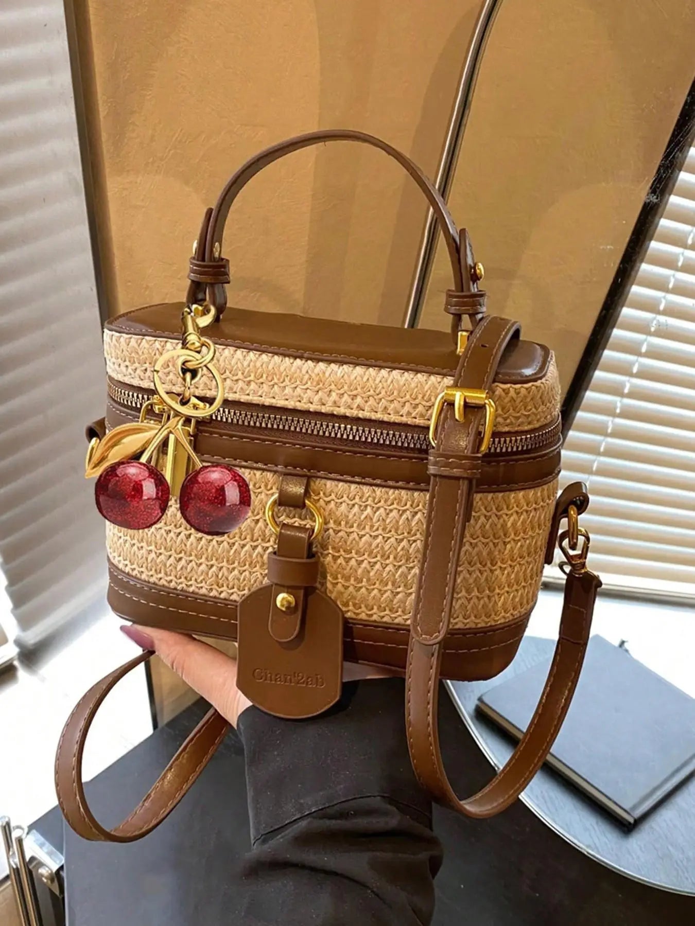 Valentine's Day gift Retro minimalist makeup box, Casual commuter bag, Casual zipper purse, suitable for handheld and italic use, cherry pendant, style, niche design handbag, suitable for daily commuting, shopping