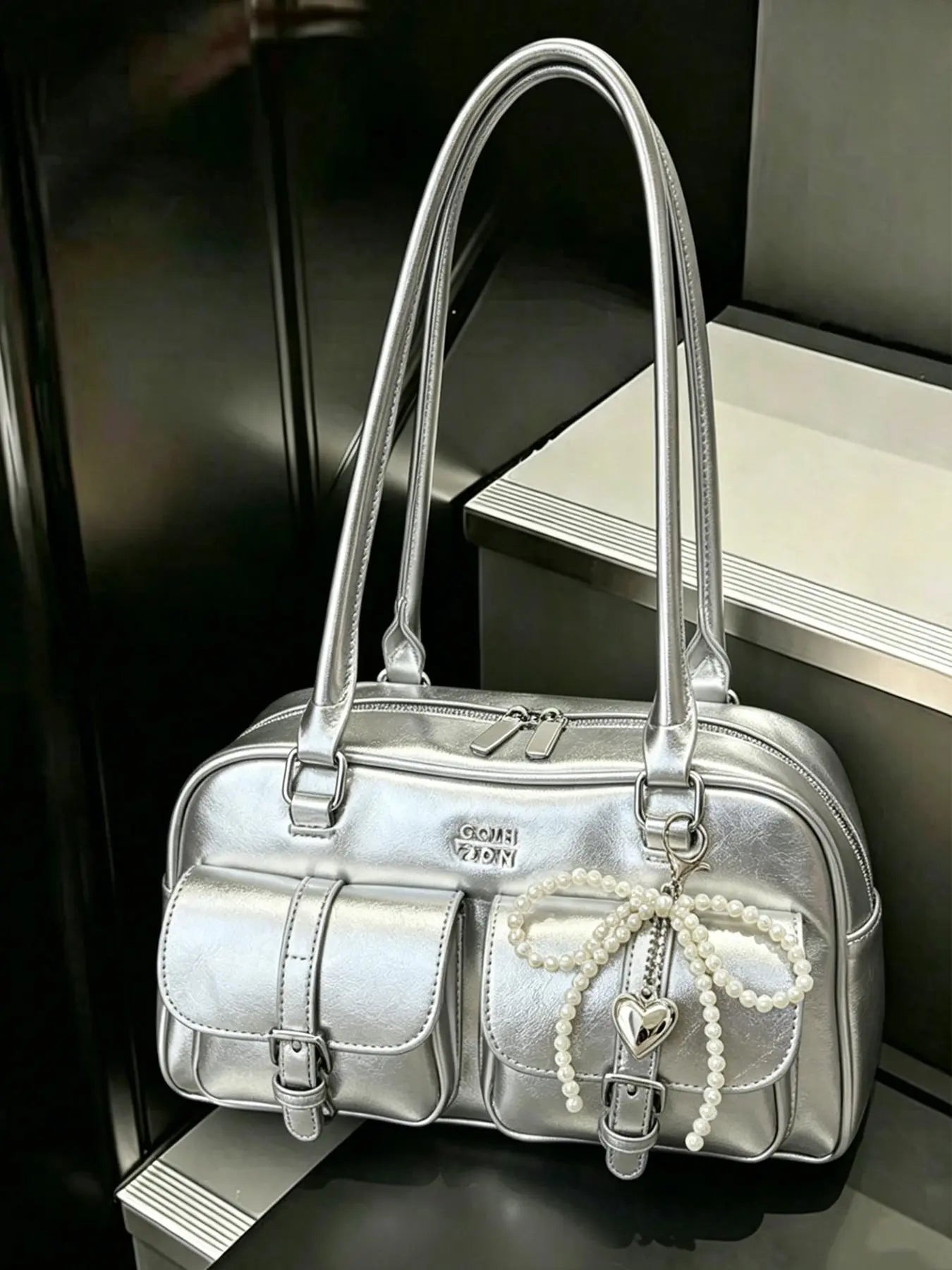 Retro style double pocket handbag, fashionable underarm shoulder bag with pendant, simple and versatile single shoulder baguette bag, niche design suitable for college students, office workers daily commuting, etc.