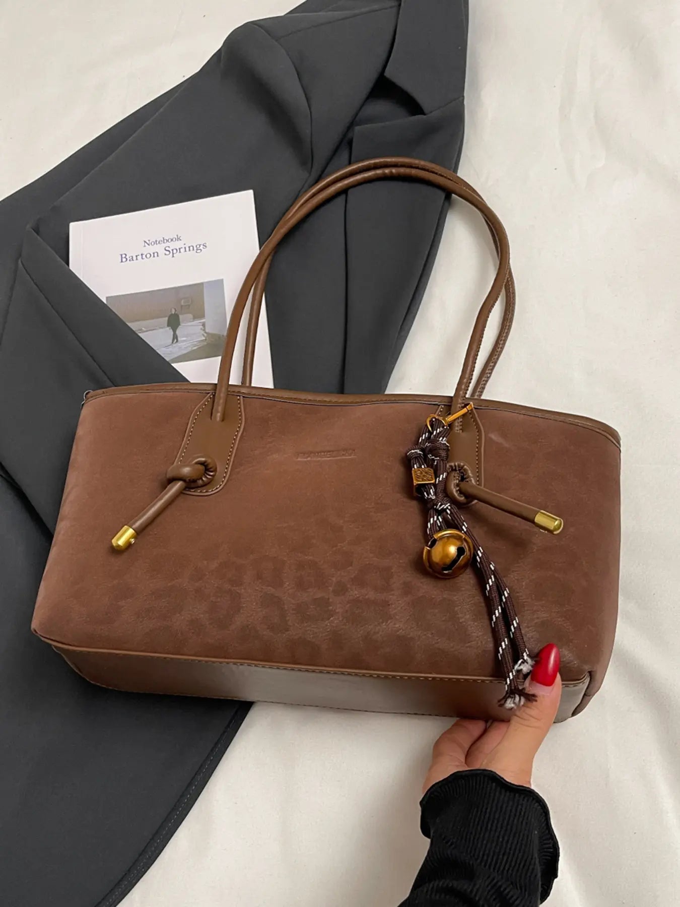 Leopard print tote bag, casual versatile one-shoulder handbag, one-shoulder commuter bag, paired with exquisite pendants, suitable for dating, shopping occasions, Embossed Bag, Handbag Shoulder Purse, Casual Fashion Bag