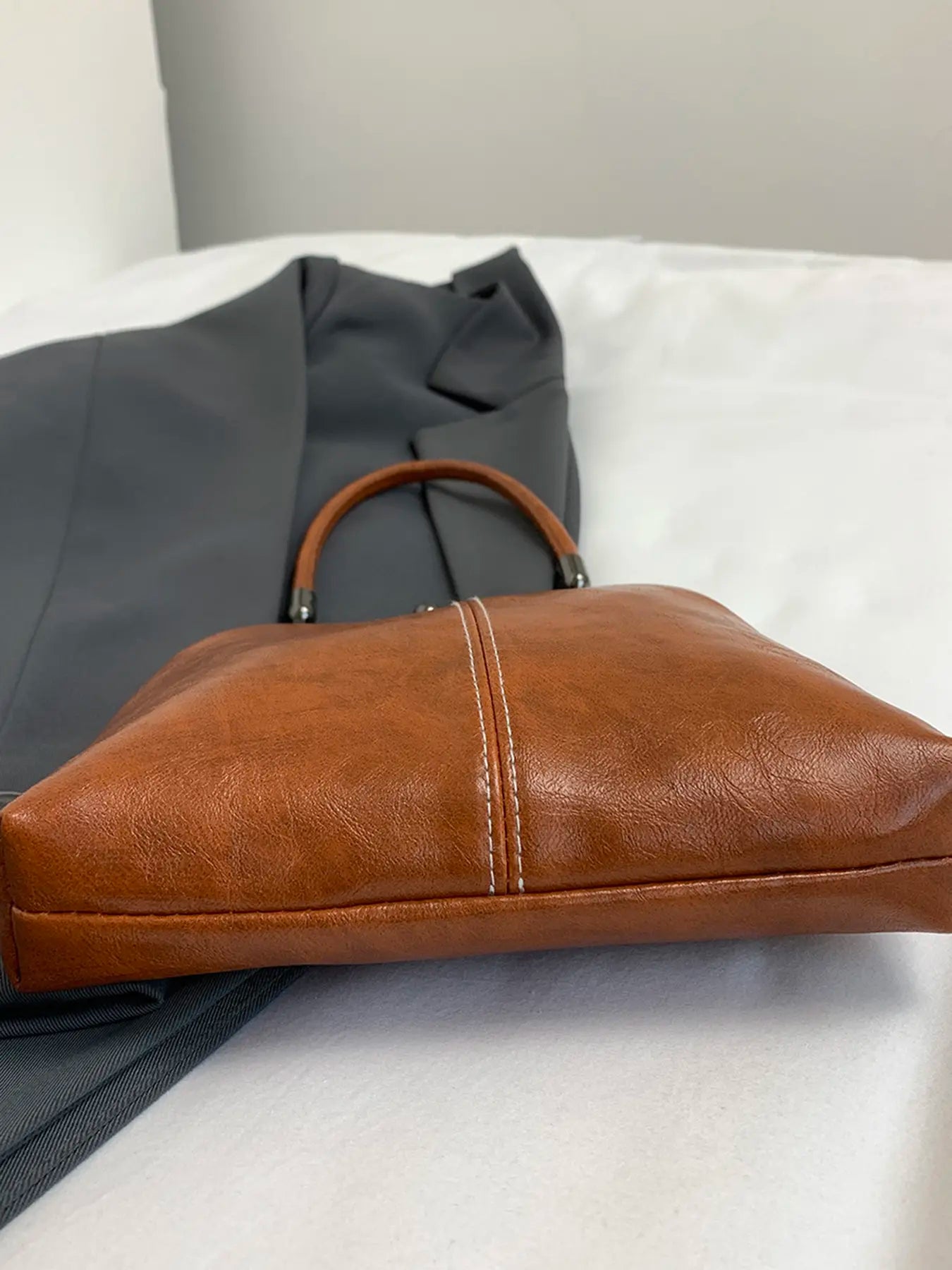 Retro style crossbody bag, fashionable and exquisite clip on bag, casual multifunctional handheld crossbody bag, lightweight and easy to carry, suitable for daily commuting, shopping, dating