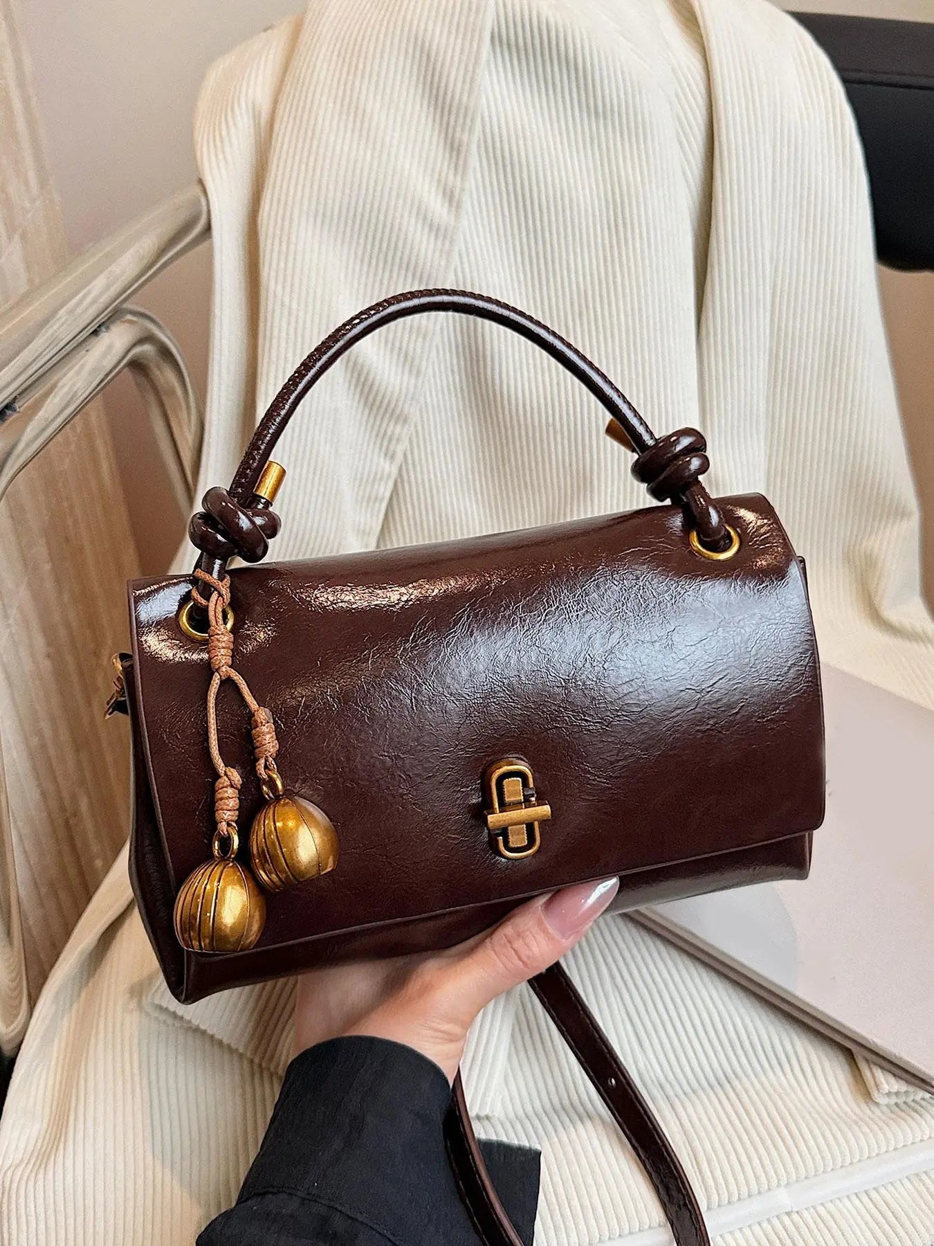 Niche Design Retro Exquisite Flap Handbag with Elegant Textured Finish, Large-Capacity Classic Personalized Crossbody Bag, Crossbody Fashion Bag, Fashionable Bag, Casual Shoulder Bag Suitable for Daily Commuting, Work and Gatherings, Casual Crossbody Bags