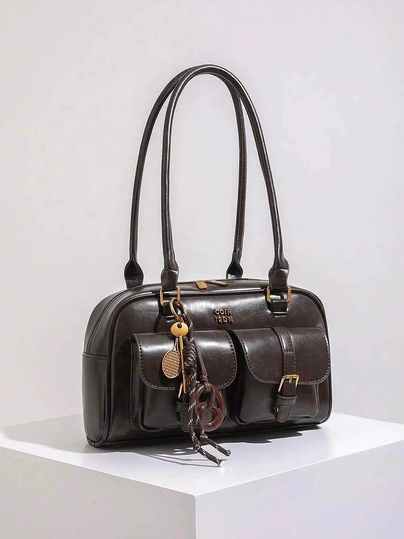 Retro style double pocket handbag, fashionable underarm shoulder bag with pendant, simple and versatile single shoulder baguette bag, niche design suitable for college students, office workers daily commuting, etc.