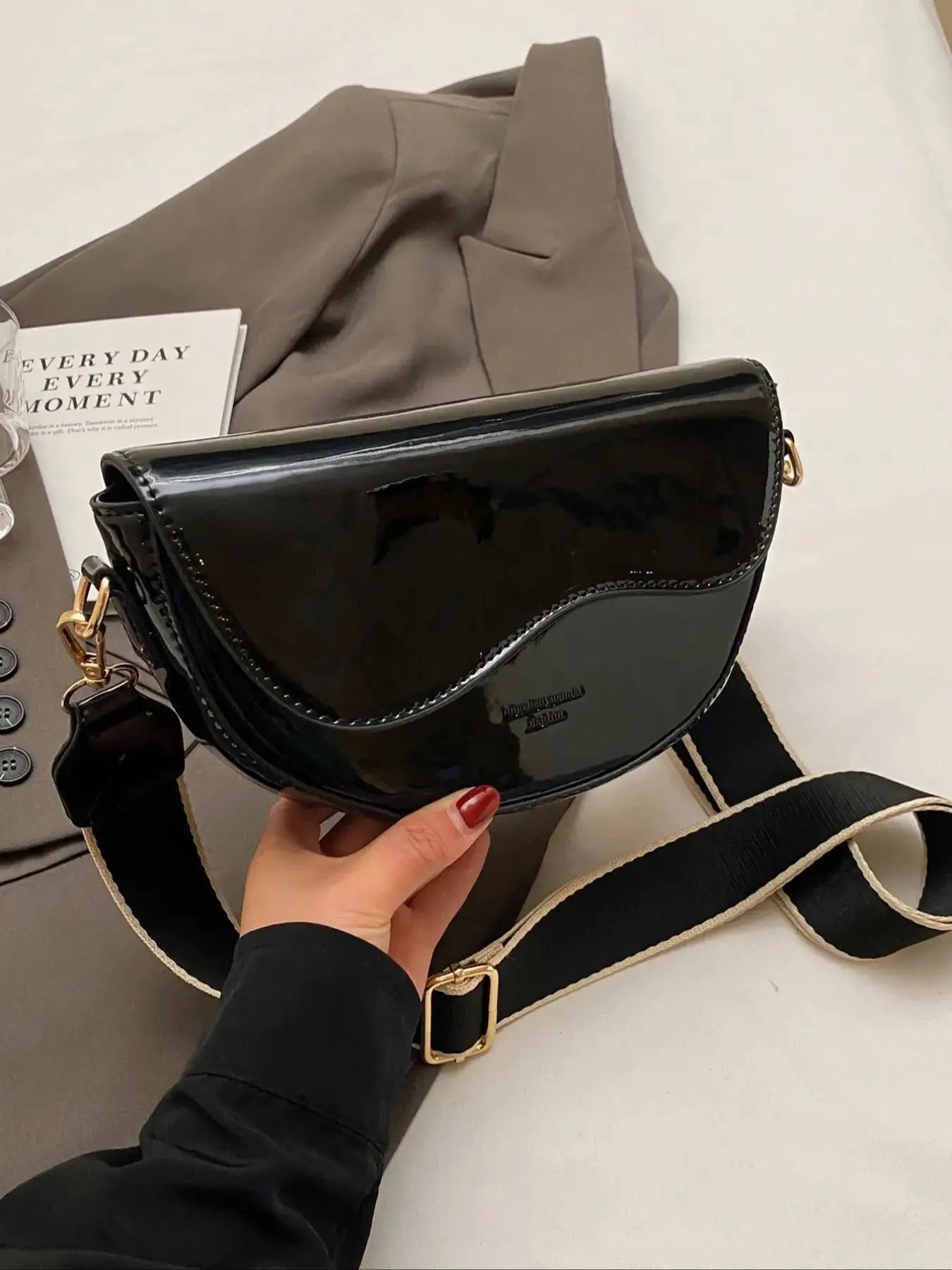 Women's Retro Solid Color Saddle Bag, Wide Shoulder Strap Messenger Bag, Fashionable Classic Popular Shoulder Bag, Crossbody Shoulder Bag, Everyday Crossbody Bag, Suitable for Daily Outing