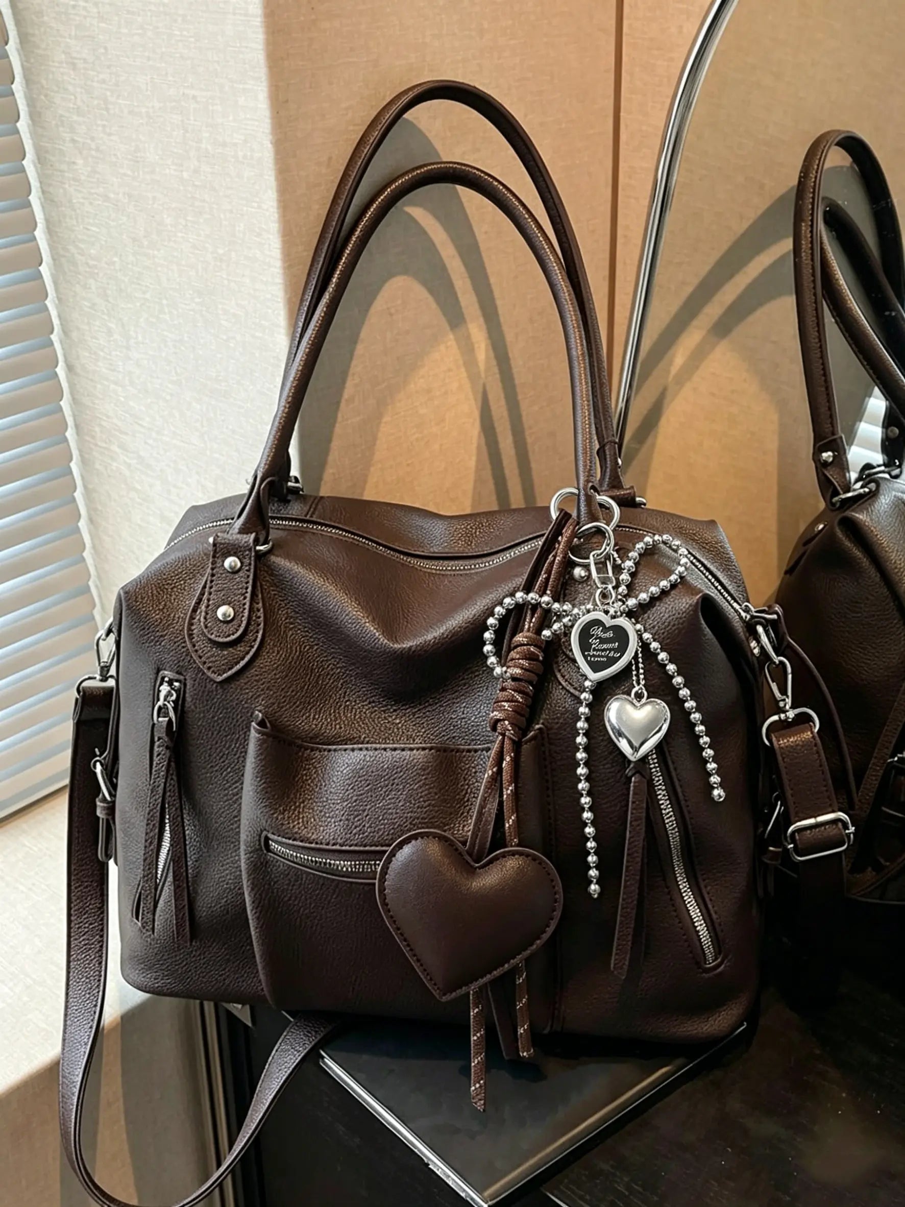 Retro tote bag, versatile textured commuter messenger bag, women's one-shoulder messenger bag, Casual commuter bag, suitable for daily commuting, short-term travel, etc.