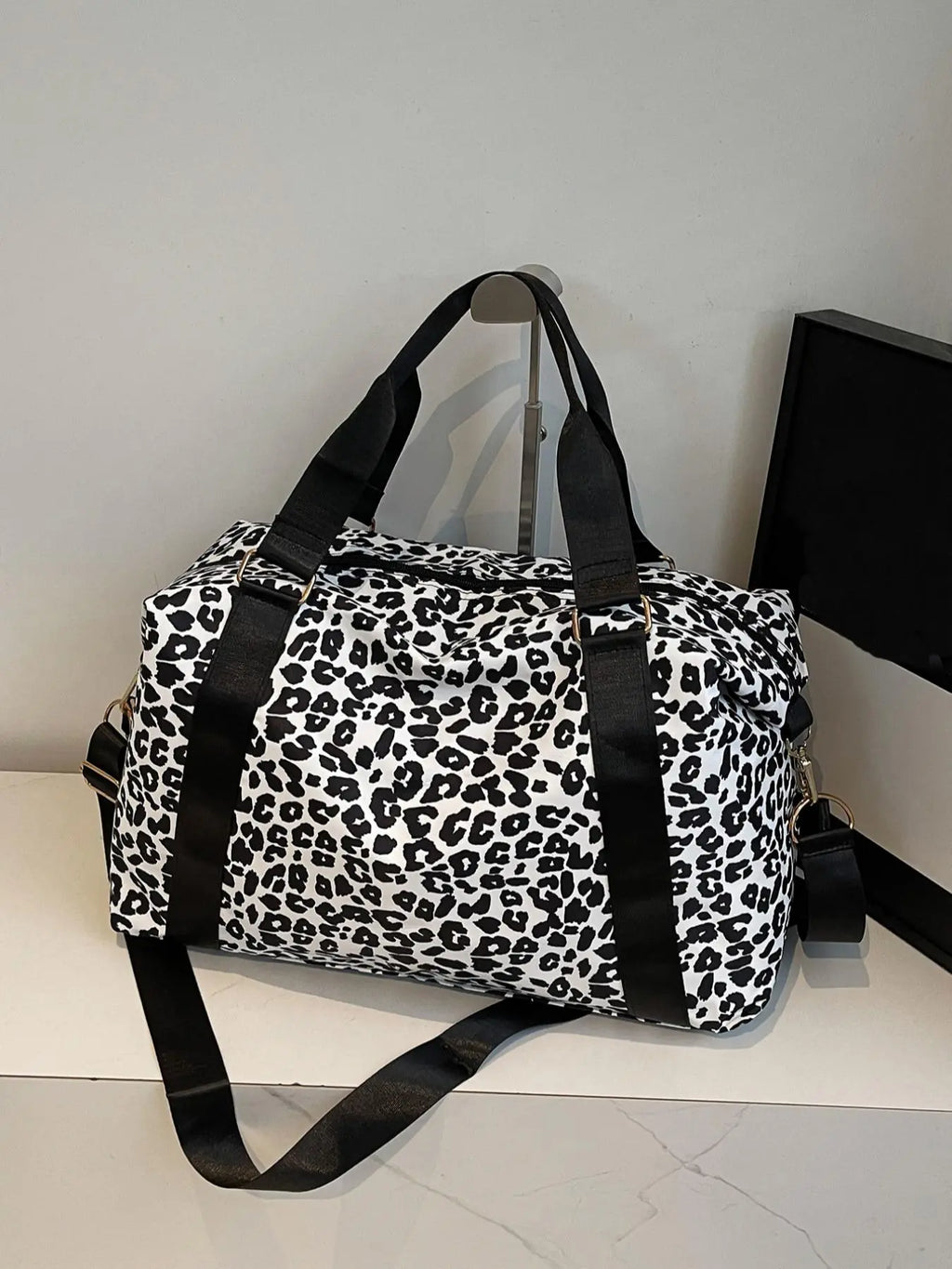 Animal pattern personalized large capacity zipper travel bag, shoulder bag, neutral dry wet separation handbag, simple and fashionable pattern design, suitable for office workers and travelers