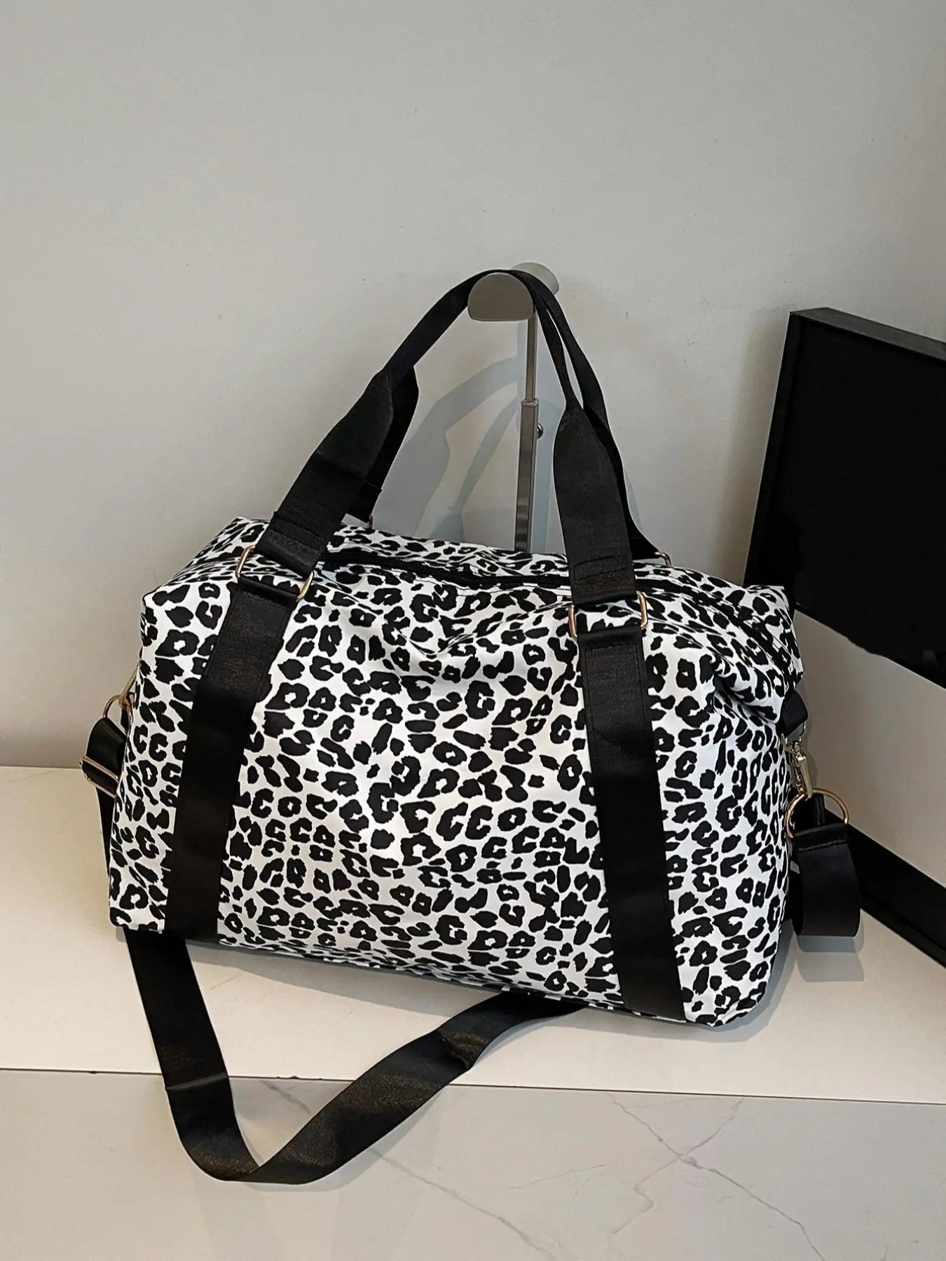 Animal pattern personalized large capacity zipper travel bag, shoulder bag, neutral dry wet separation handbag, simple and fashionable pattern design, suitable for office workers and travelers