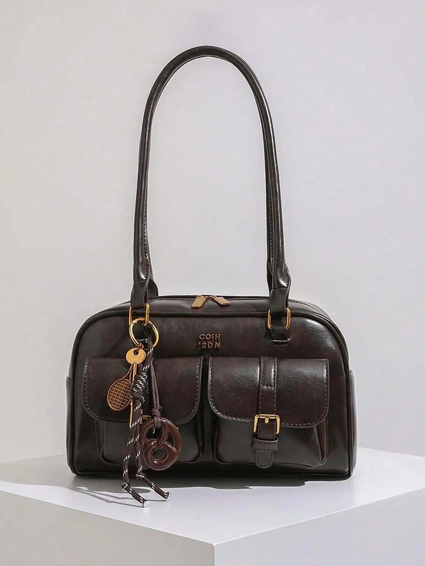 Retro style double pocket handbag, fashionable underarm shoulder bag with pendant, simple and versatile single shoulder baguette bag, niche design suitable for college students, office workers daily commuting, etc.