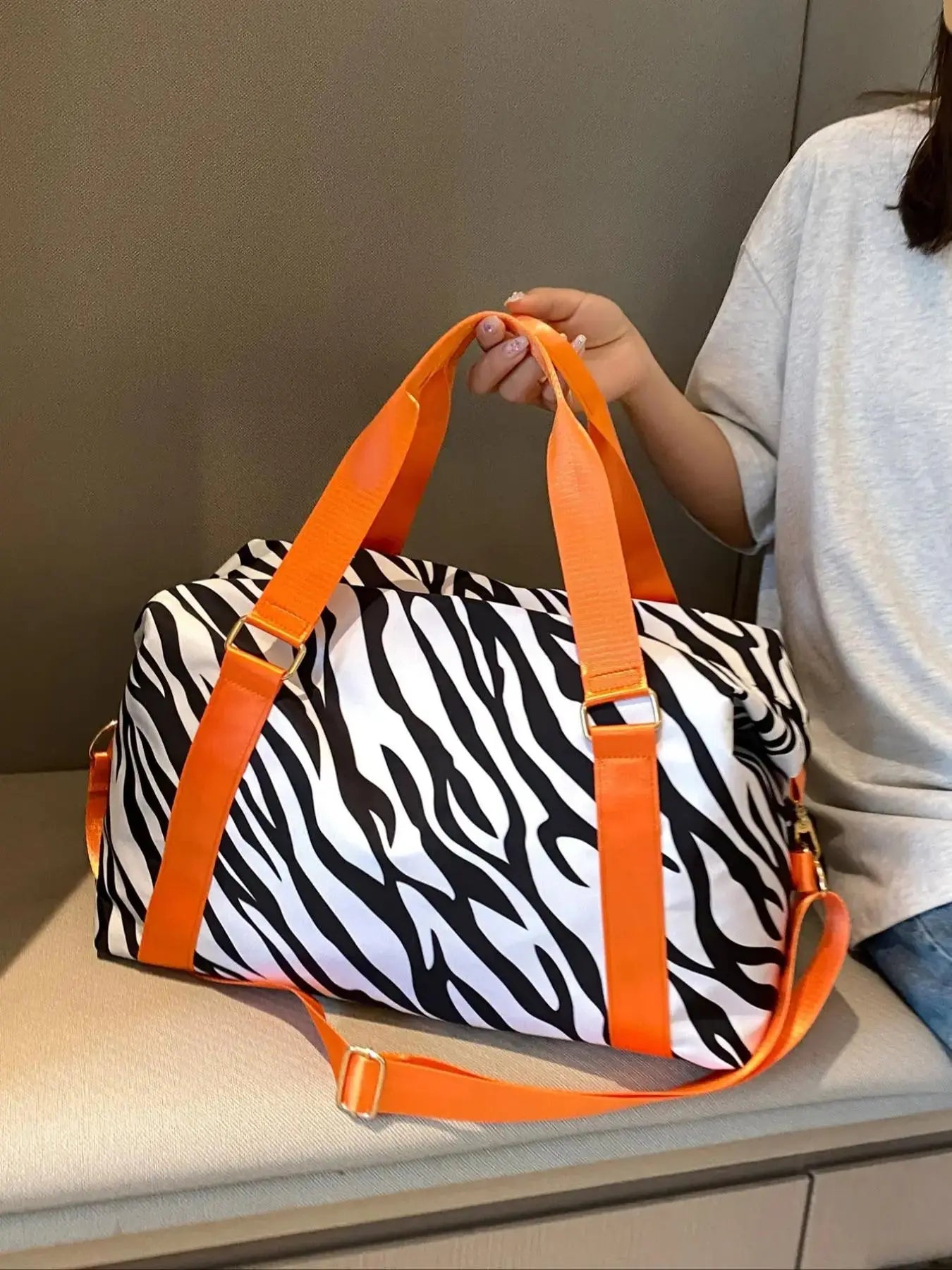 Animal pattern personalized large capacity zipper travel bag, shoulder bag, neutral dry wet separation handbag, simple and fashionable pattern design, suitable for office workers and travelers